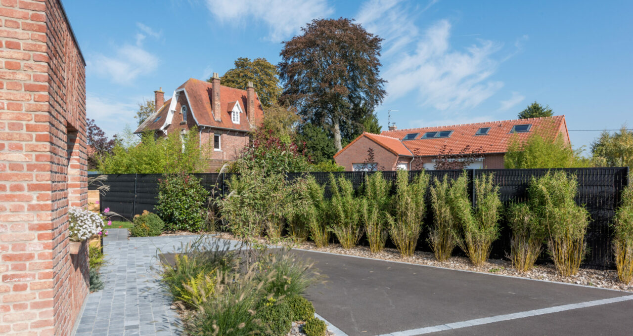 Allée de maison et jardin enrobé et pavage pierre bleue